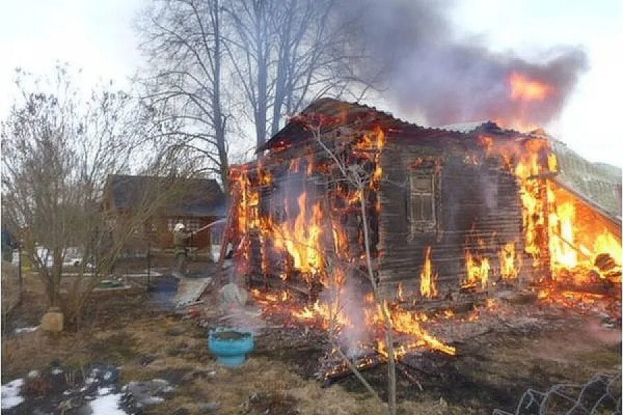 Пожар на дачном участке. Пожар в загородном доме. Горит дом дача. Горящий загородный дом. Дом в собственности сгорел