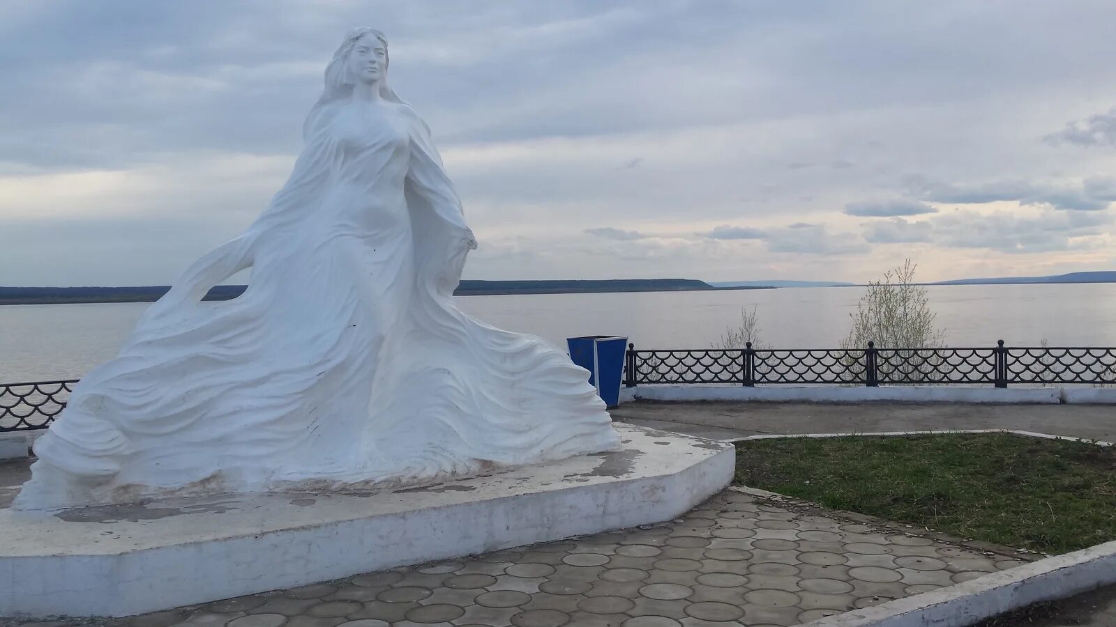 Памятник реке лене в олекминске. Памятник великой сибирской реке лене. Красавица лена памятник реке лене. Скульптура река лена. Лена олекминск.
