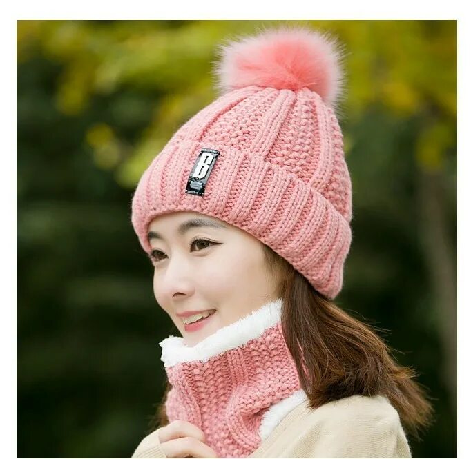 Розовая вязаная шапка с помпоном. Зимняя шапка для девочки. Теплые шапки женские. Теплые вязаные зимние шапки.