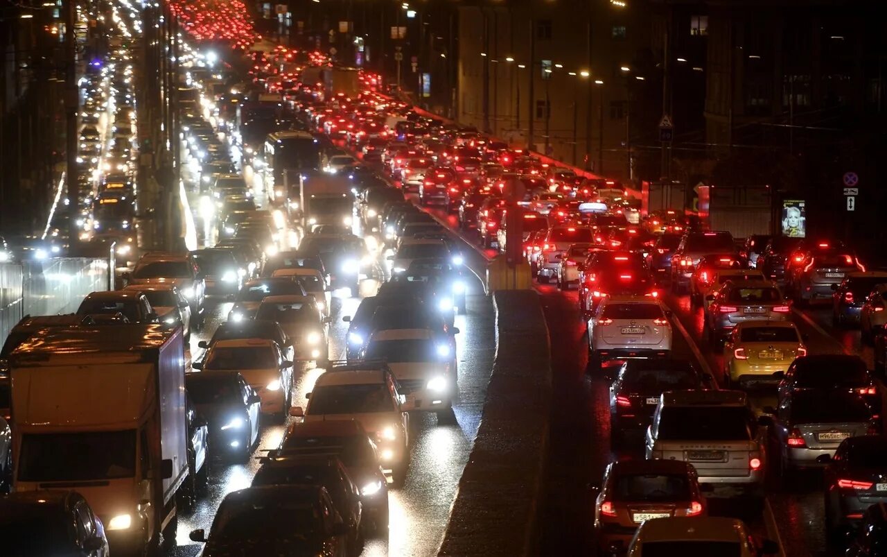 Пробка на дороге. Автомобили в пробке. Поток машин. Автомобили в пробке. Поток машин.