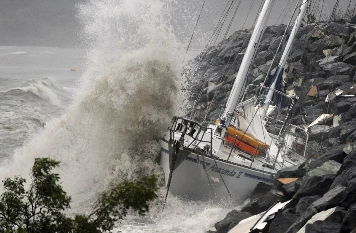 Яхта в шторм. Парусные яхты в шторм. Яхта в океане в шторм. Яхтсмены в шторм.