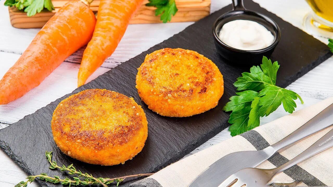 Котлеты морковные классические. Морковные котлеты. котлеты из моркови. биточки из моркови. морковные котлеты фото.