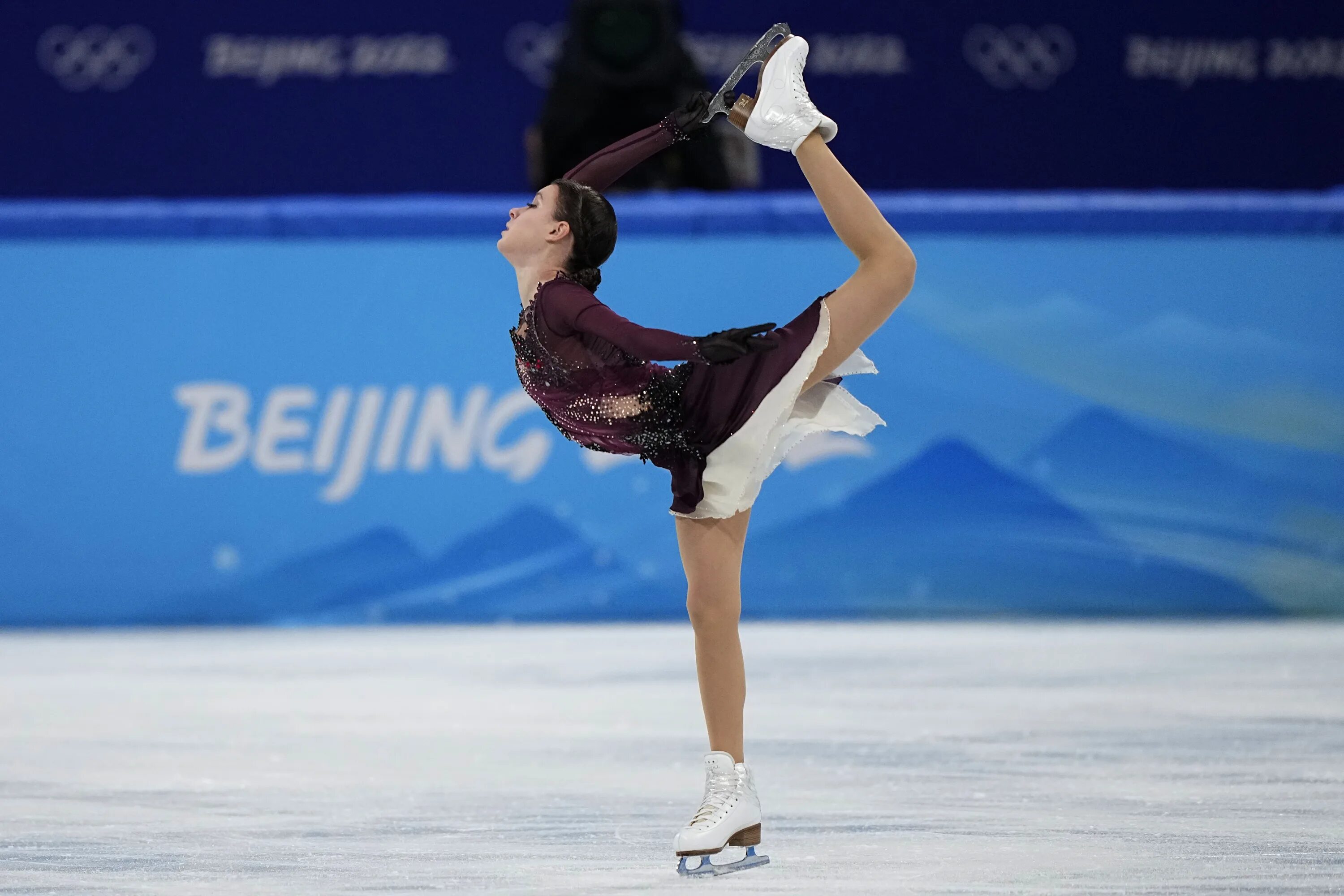 Камила валиева пекин 2022. Саша трусова фигуристка. Камила валиева фигурное катание 2022. Камила валиева фигурное катание 2022. Фигуристка камила валиева допинг.