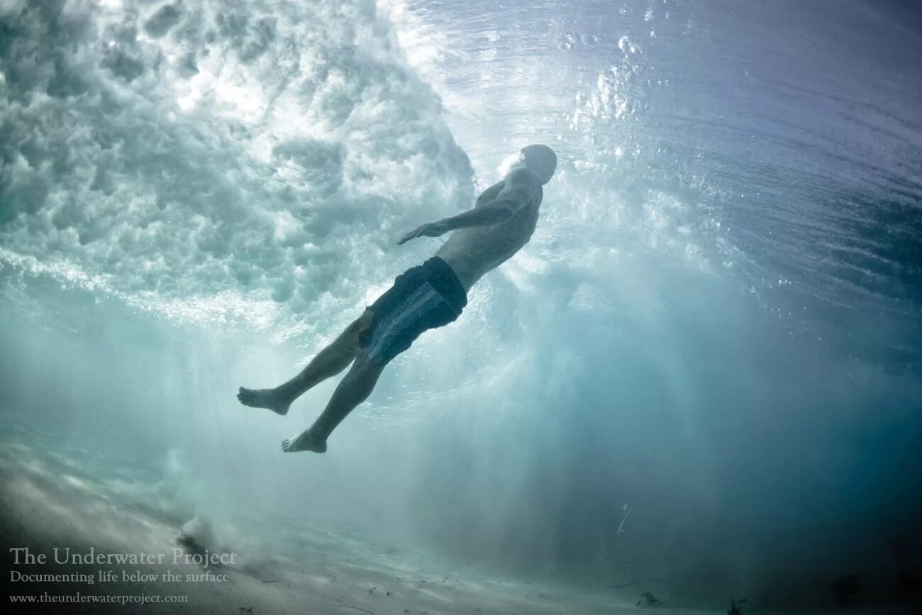 Вода падает в океане. Вода и человек. Человек под водой. Фотосессия под водой. Падение в воду.