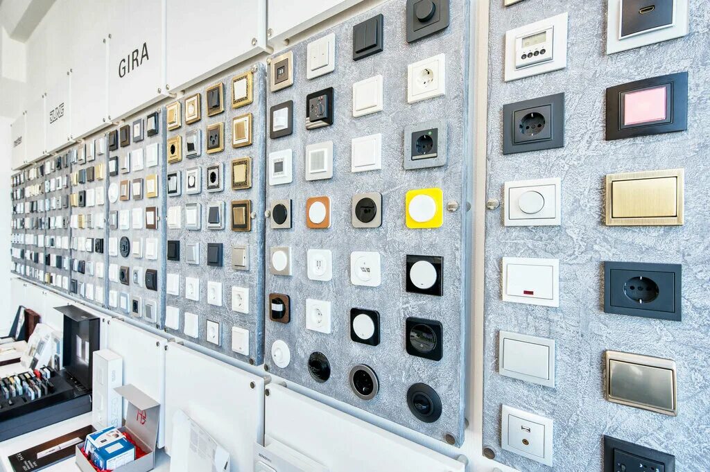 Выкладка люстр. Интерьер магазина люстр. Светотехника адрес. Светотехника адрес. Магия света томск.