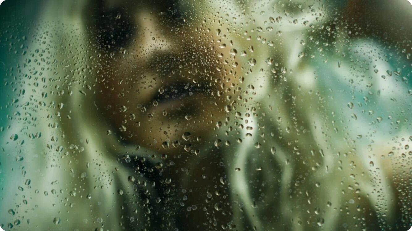 Фотосессия с мокрым стеклом. Лицо за мокрым стеклом. Фотосессия через мокрое стекло. Женщина за мокрым стеклом.