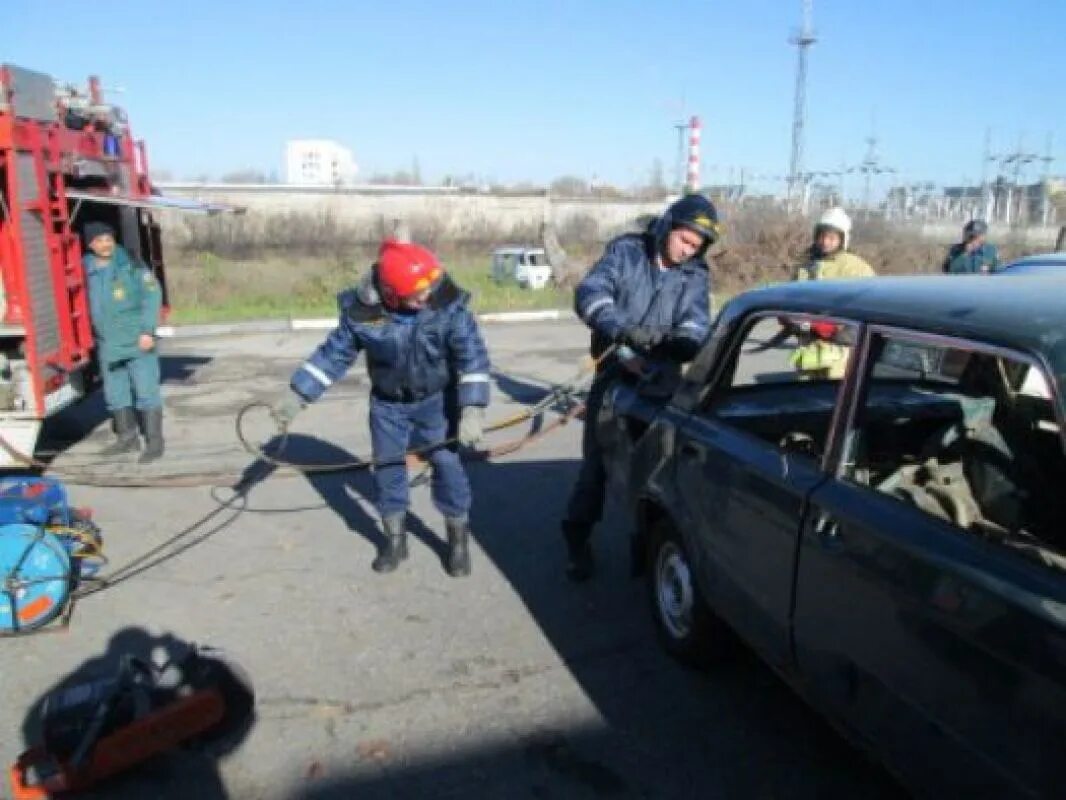 Пожарно спасательный расчет. Пожарно-спасательная техника для ликвидации последствий ДТП. Пожарные.