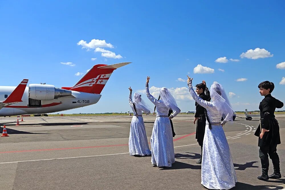 Самолет грузи. Самолёты Georgian Airways. Авиакомпании Грузии. Грузия из самолета. Россия Грузия самолет.