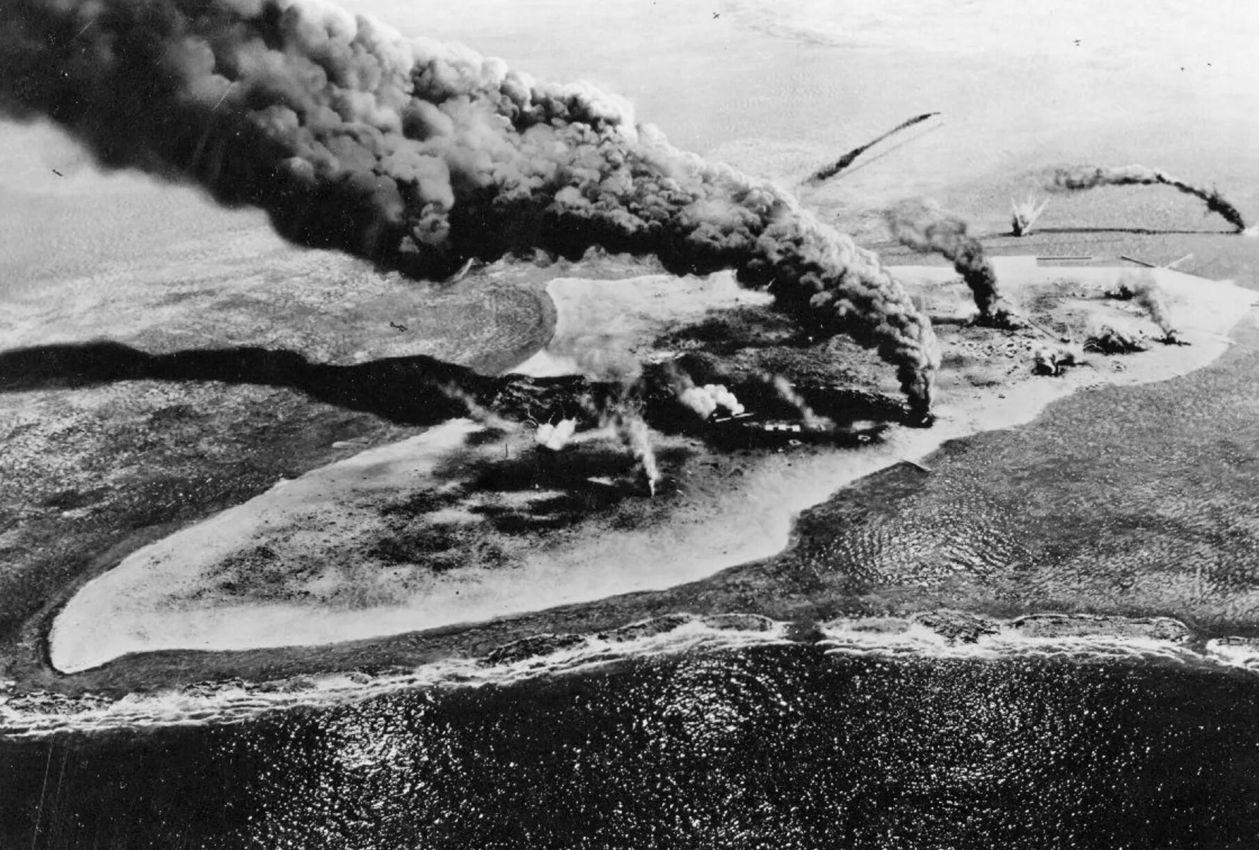 Нападение остров. Битва за Атолл Мидуэй 1942. Битва у атолла Мидуэй. Сражение у острова Мидуэй. Битва за Мидуэй, 4—7 июня 1942 года.
