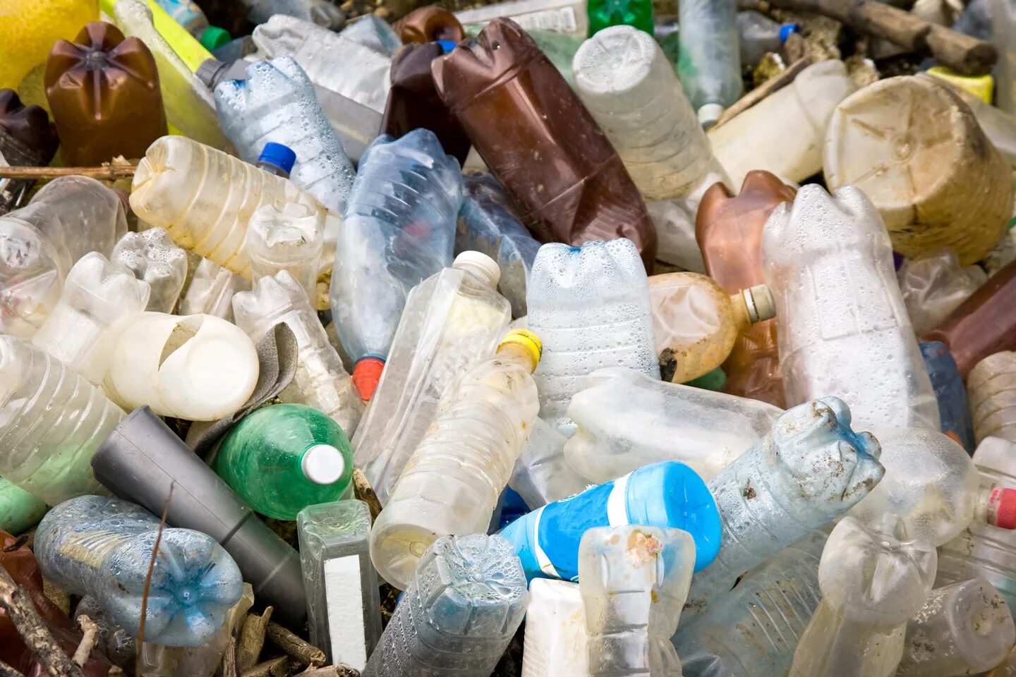 Пластиковых отходов. Пластиковые отходы. Пластиковые бутылки отходы.