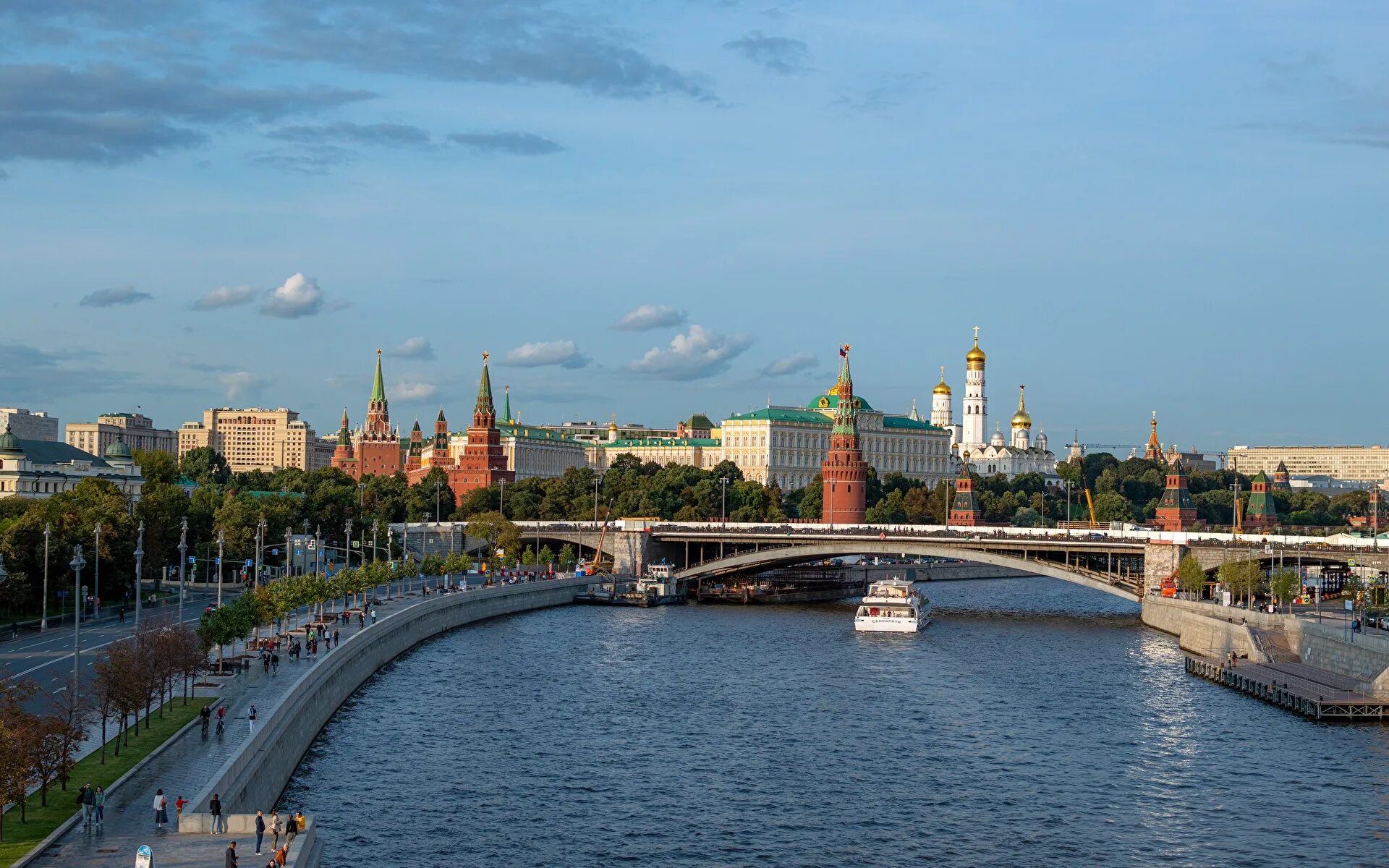 Какие реки протекают у московского кремля. Реки Москвы. Москва Кремль Москва река. Мост на Москве реке у Кремля. Кремлевская набережная Москва.