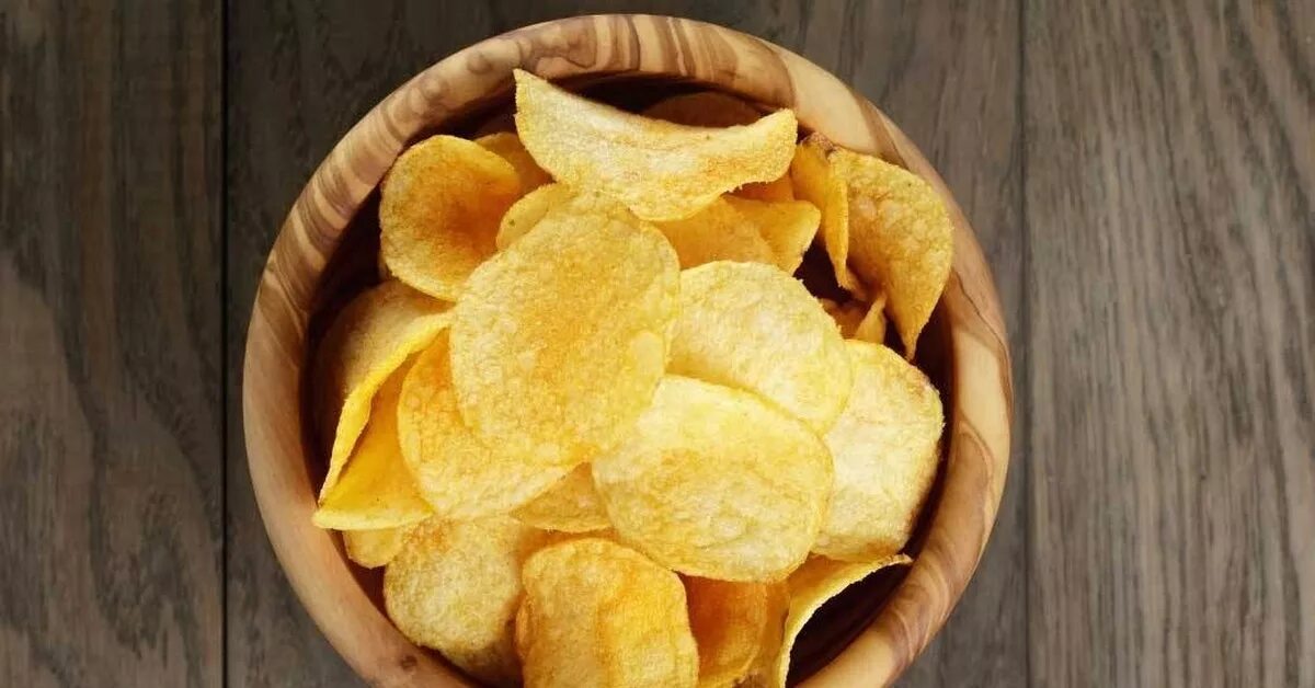 Чипсы качество. Чипсы Потато. Чипсы Potato Chips. Чипсы вид сверху. Чипсы в тарелке.