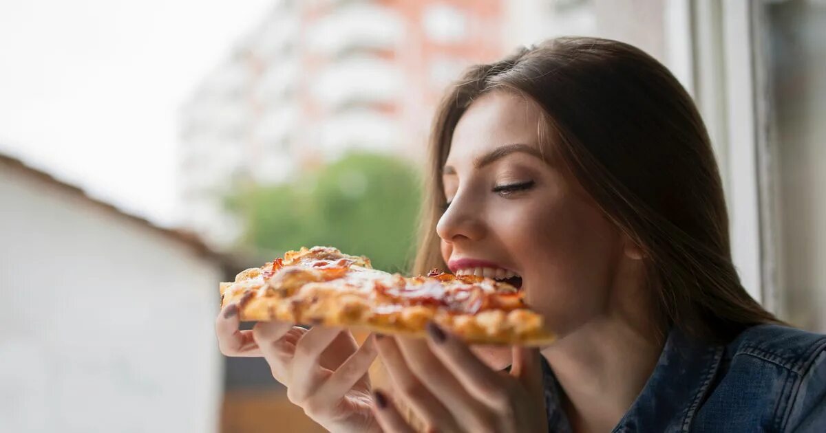 Человек ест тирамису. Eating her out. And eat her. Брекеты девушка в кафе. Женщина ест спагетти.