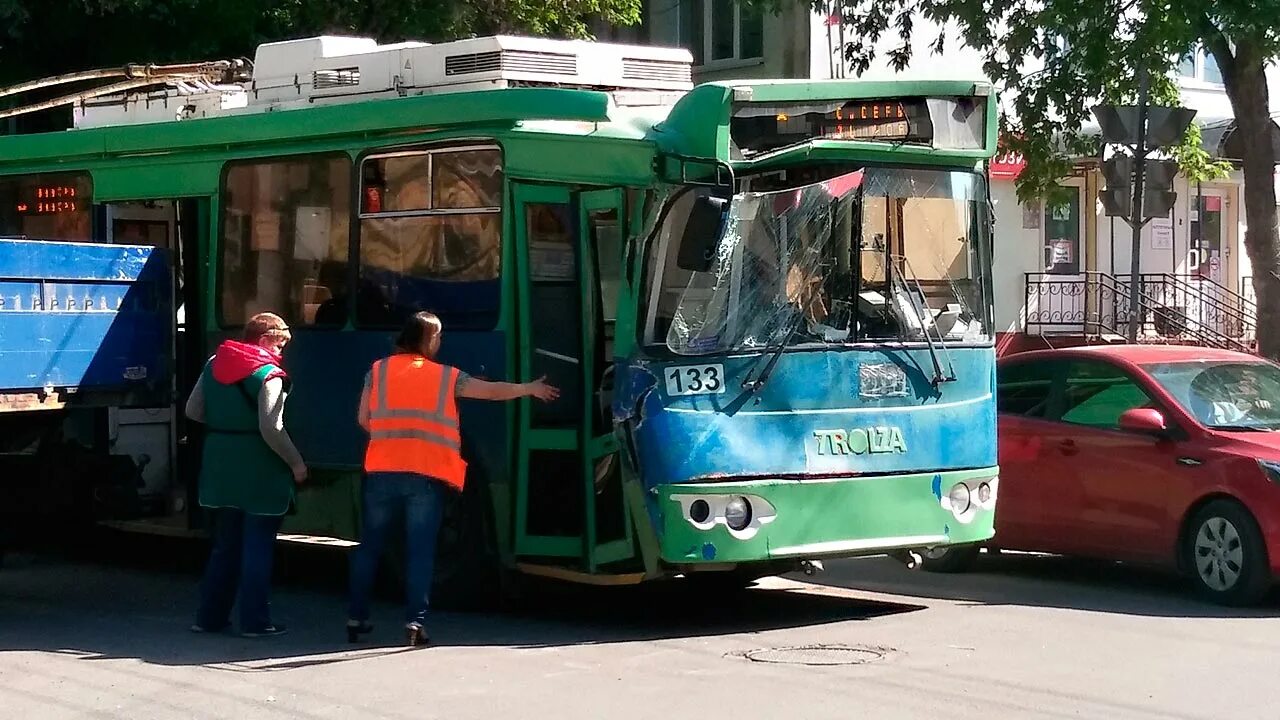 Дтп с троллейбусом. Аварии с троллейбусами в Калуге. Троллейбус Калуга.