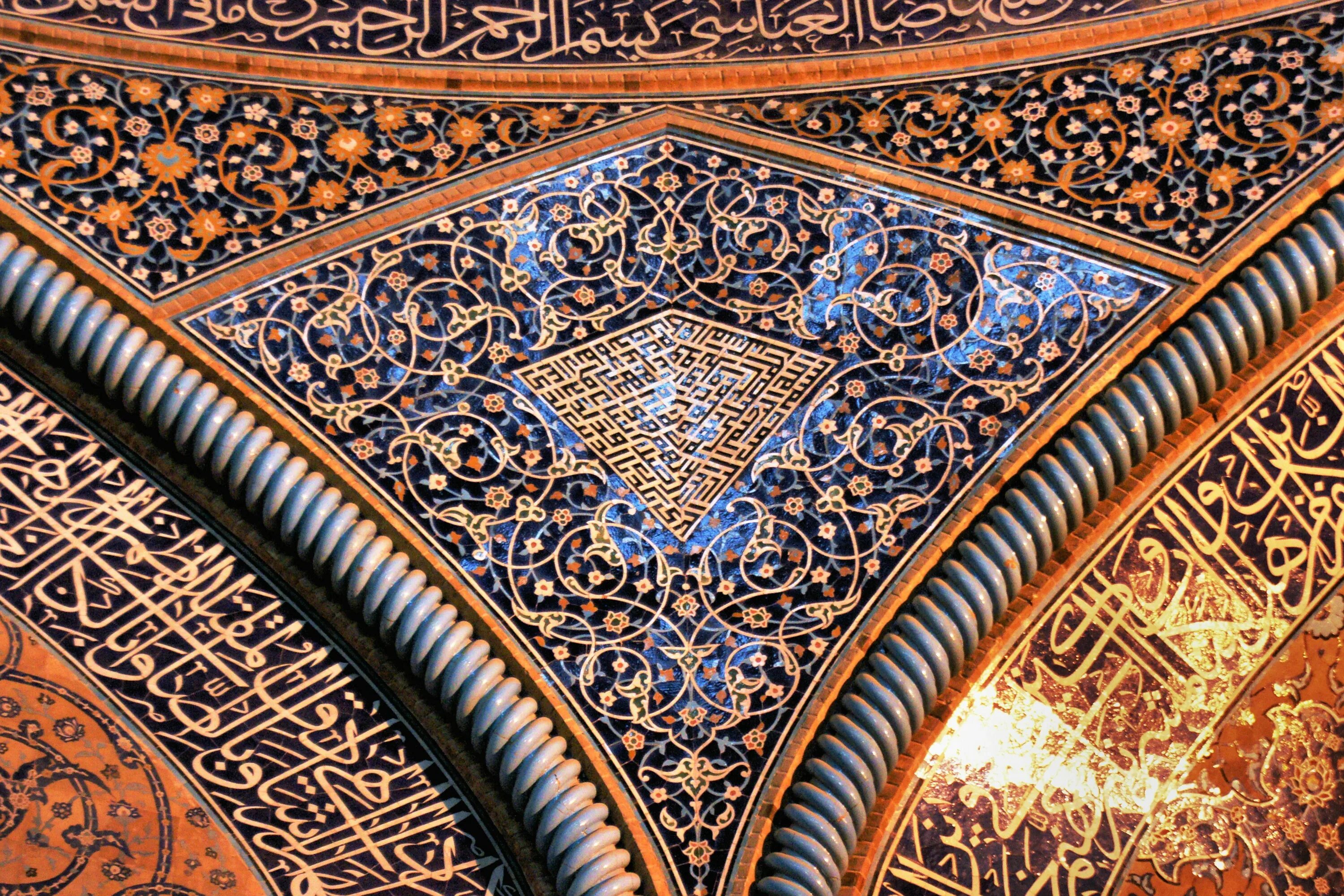 Украшенный арабесками свод мечети Лотфулла (Исфахан, Иран). Гирих мавританский стиль. Арабески мавританский стиль. Персидская мозаика Гирих.
