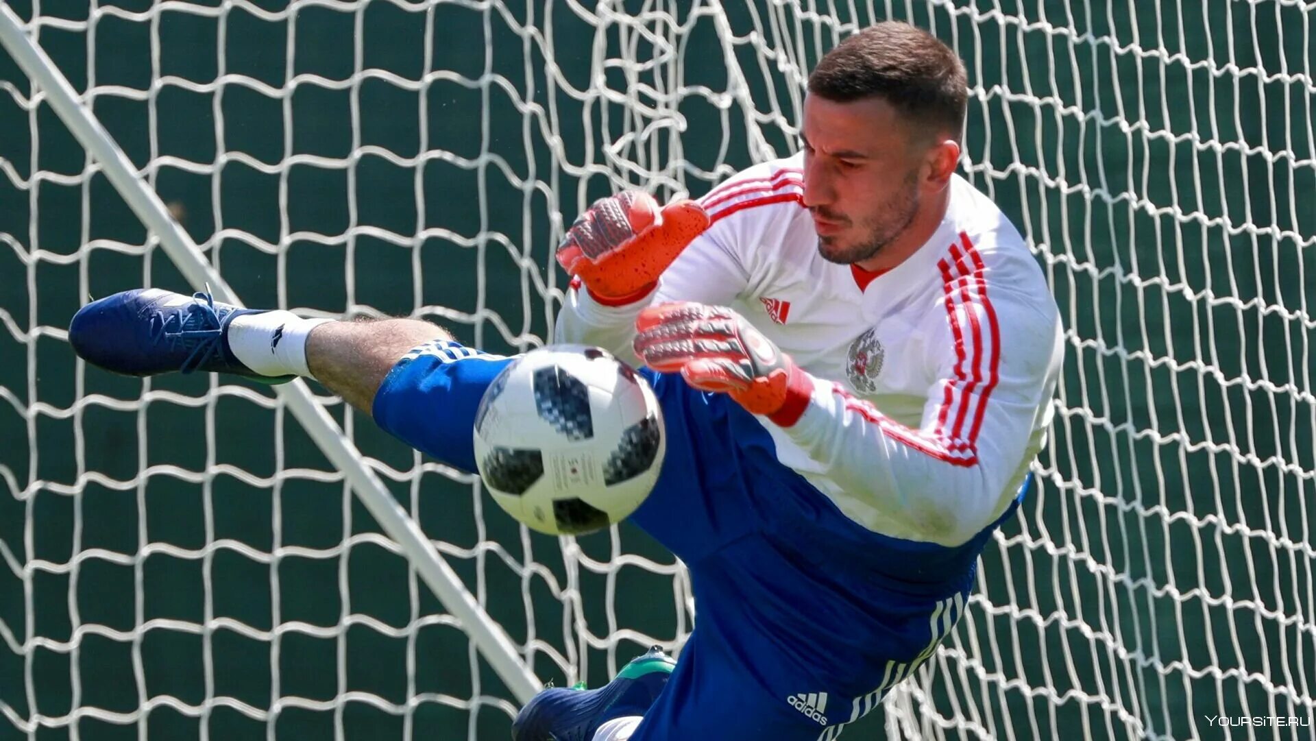 Александр саутин локомотив. Футболист вратарь игорь акинфеев. Вратарь футбольной команды. Игорь акинфеев вратарь сборной россии по футболу. Акинфеев пенальти испания.