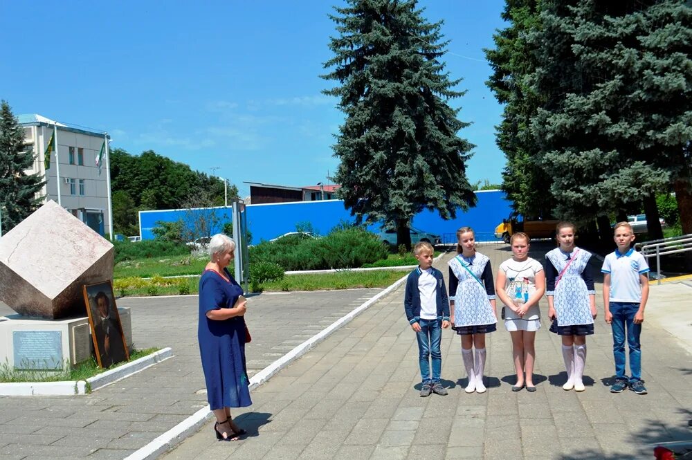 Завтра в мостовском. Мостовской администрация. Молодежь Мостовской район. Пос Мостовской Краснодарский край. Памятник русскому Мостовской.