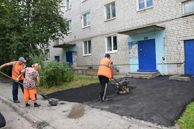 Ульяновск благоустройство. Дворы Заволжье Ульяновск. Вход со двора идут ремонтные работы. Пошехонье ремонт дворов.