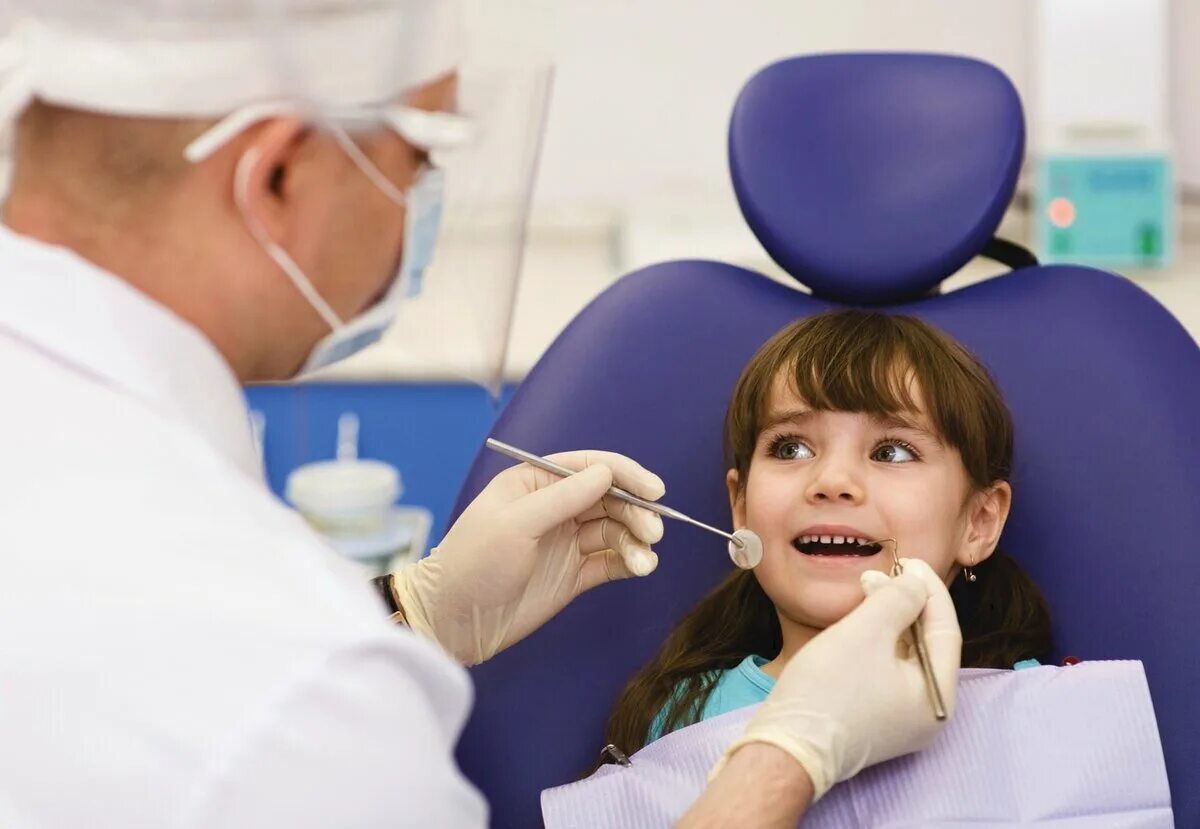 Детская стоматология толстого. Стоматология дети. Девочка у стоматолога. Ребенок у стоматолога. Ребенок на приеме у стоматолога.