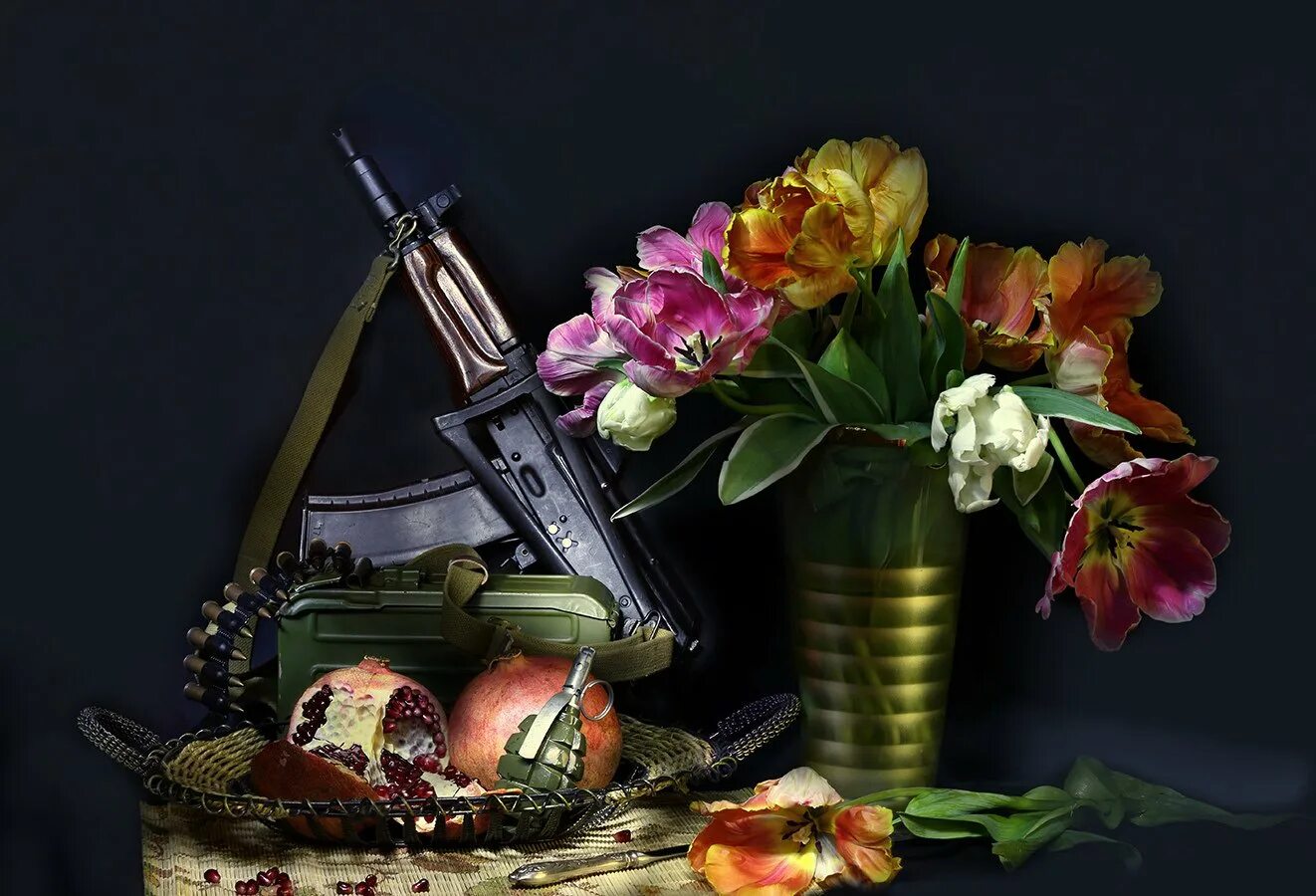 С днем рождения мужчине на войне. Натюрморт с оружием. Оружейный натюрморт. Военный натюрморт. Оружие и цветы.