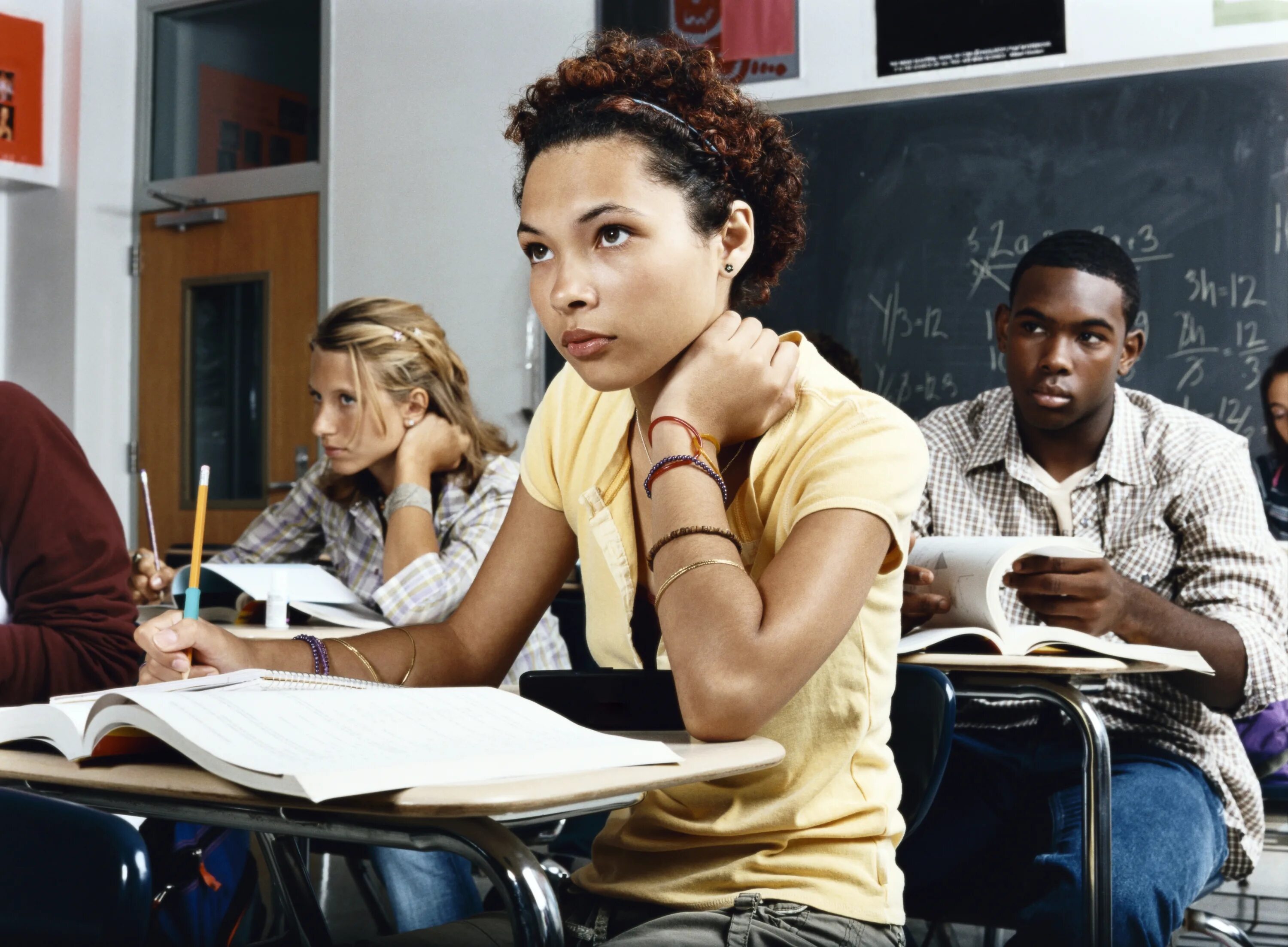 Радостная студентка негр. Черный колледж. Студент Blacked. College student Black in class. Need to pay attention to