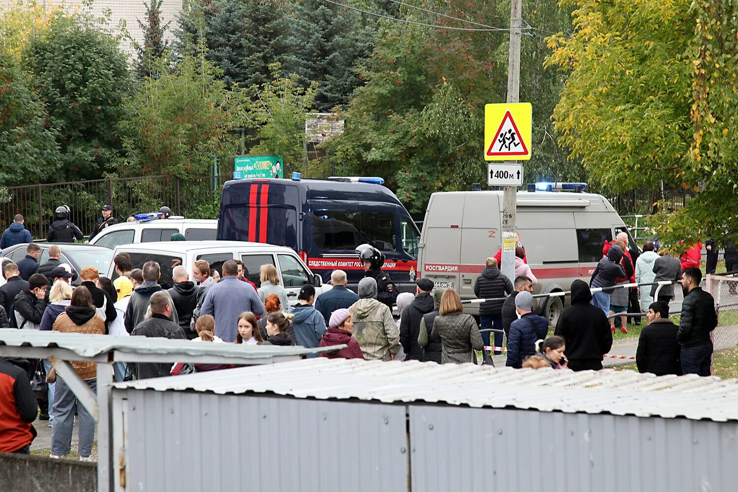 Теракт в крокусе последние новости жертвы пожар. Ижевск стрельба в школе 2022. Ижевск 26.09.2022 стрельба. Эвакуация. Стрельба в школе 26 сентября 2022.