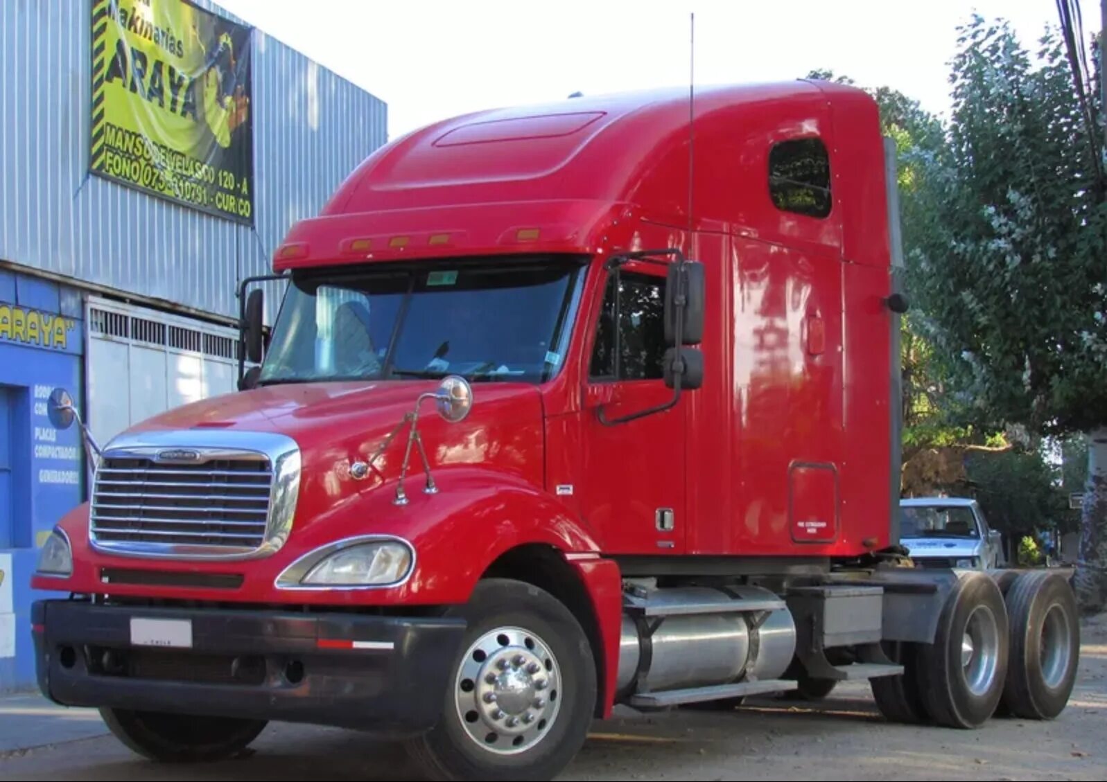 Американский тягач фредлайнер. Грузовик трак фредлайнер. Freightliner columbia cl120. Американский грузовик хедлайнер. Фредлайнер cascadia 2000.