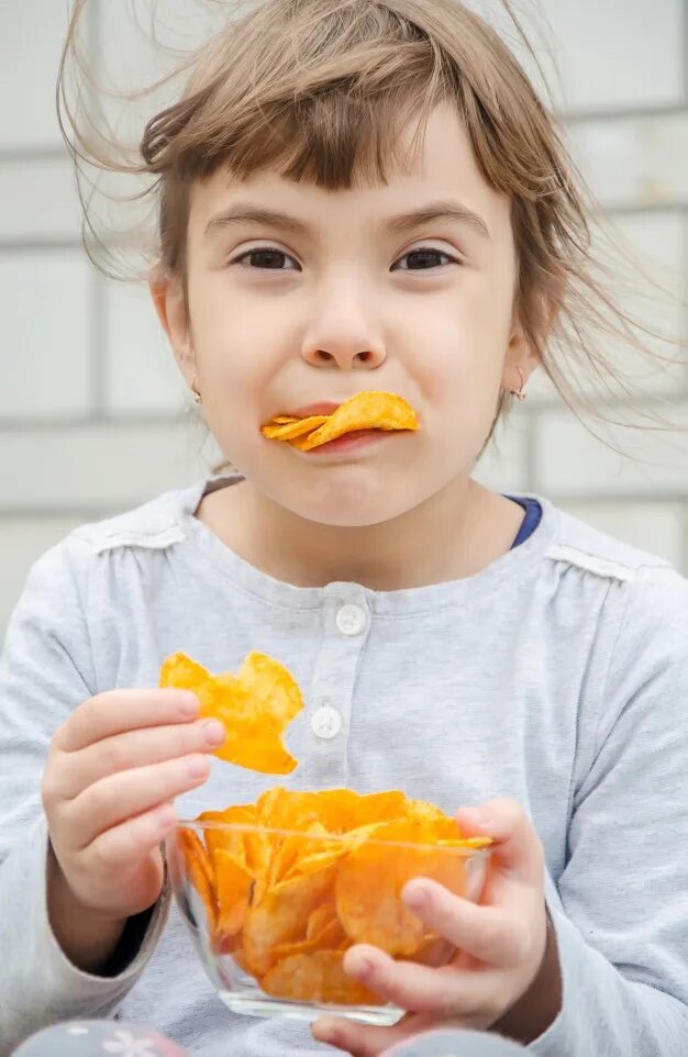 Жрать чипсы. Кушает чипсы. Ребенок ест чипсы. Жрет чипсы. Детские чипсы.