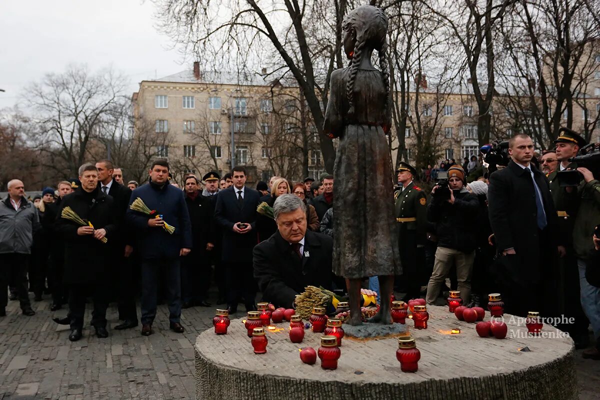 Директор музея голодомора украины. День памяти жертв Голодомора в Украине. Голодомор памятник в Киеве Порошенко.