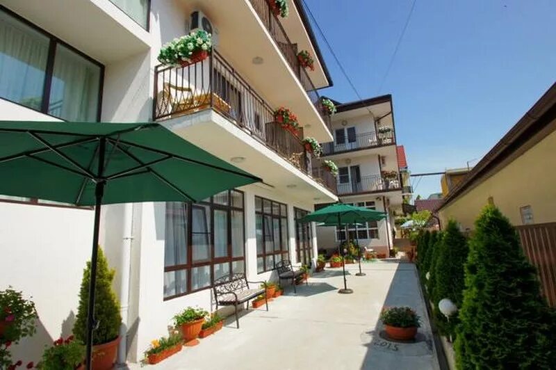 лазаревское добролюбова 7 гостевой дом. белый замок лазаревское гостевой дом. лазаревское ул добролюбова. лазаревское ул добролюбова 4. добролюбова 5.