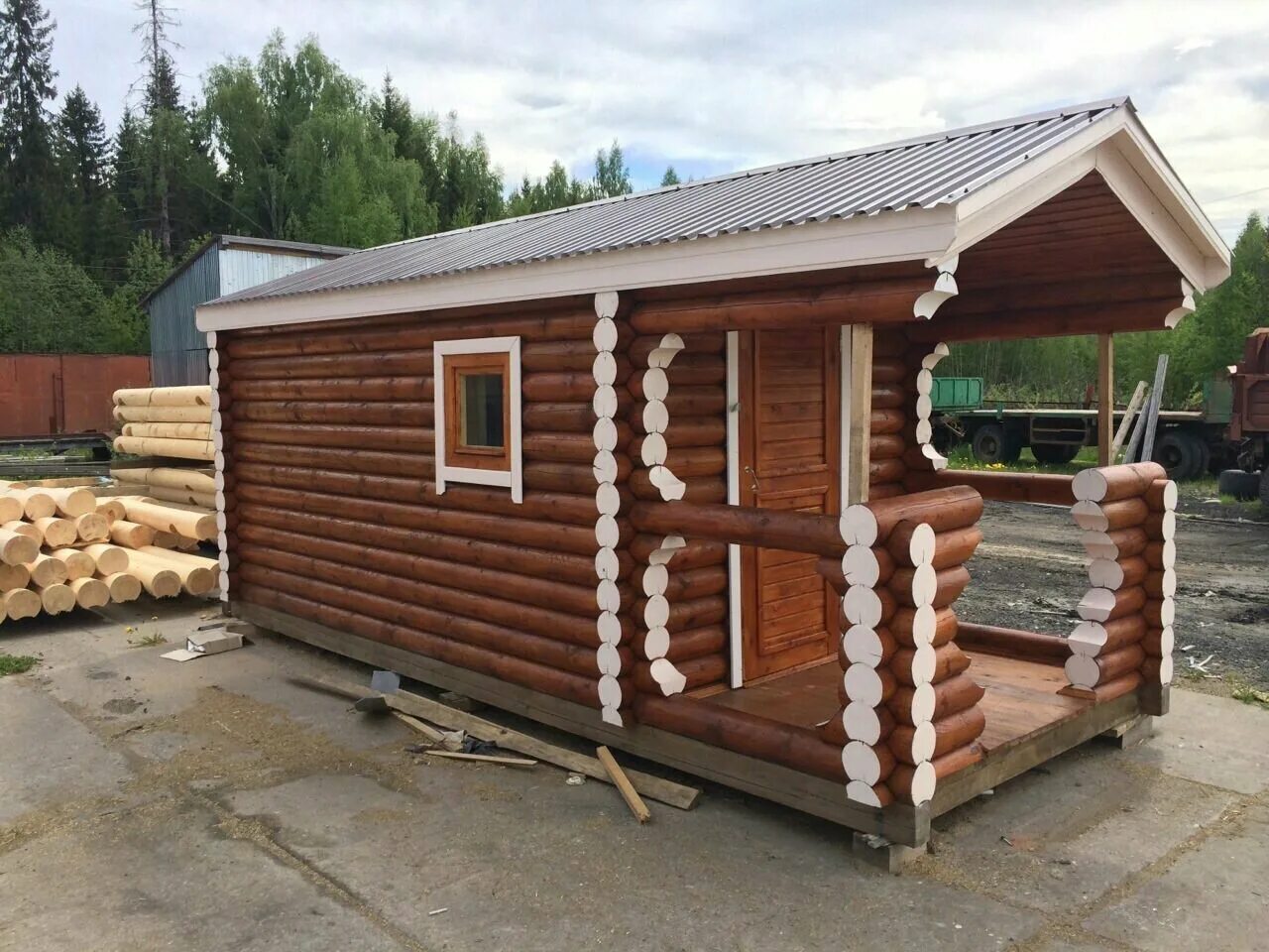 Готовые бани из бревна. Готовые бани из бревна. Баня и оцилиндрованного бревна 6х4. Баня из бревна 6х8. Баня из оцилиндрованного бревна проекты.