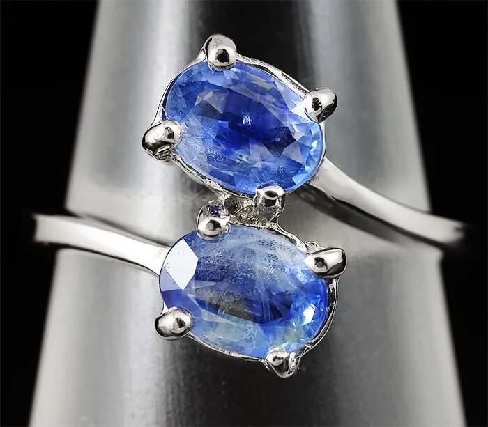 Голубой гигант востока сапфир. Кольцо с кашмирским сапфиром. Васильковым сапфиром. Васильковый сапфир камень. Васильковый сапфир.