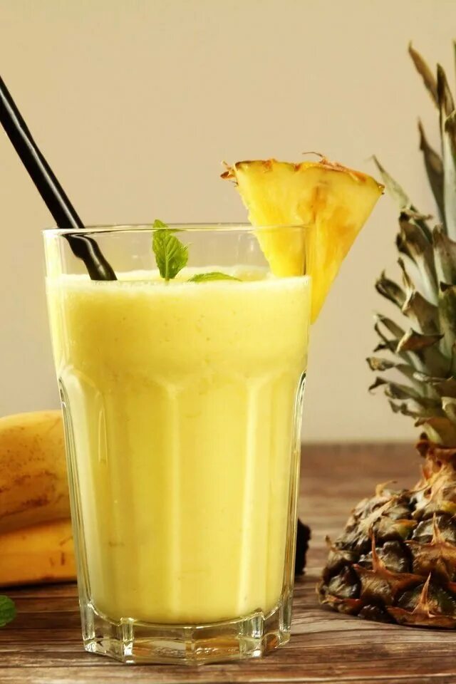 Сок пина колада. Свежевыжатый сок ананас. Ананасовый сок в стакане на белом фоне. Фреш из ананаса. Ананасовый сок для похудения.
