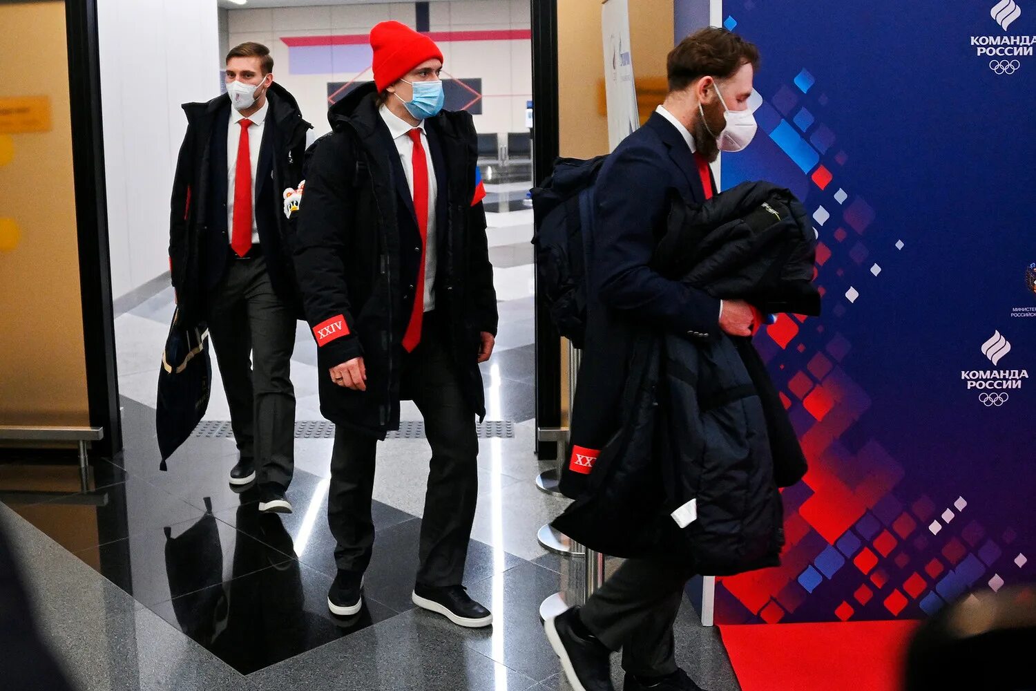 Что говорили олимпийцы по возвращении из пекина. Российские олимпийцы вернулись из пекина в москву. Александр логинов олимпиада 2022. Фигуристки вернулись в москву. Возвращение олимпийцев в россию.