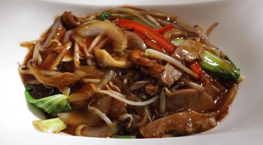 Суп лапша с утки. Куус миинэ. Лапша с уткой и капустой в ресторане. Домашняя лапша с уткой. Утиная лапша.