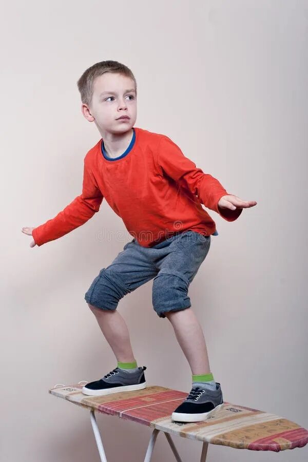 Мальчик на сером фоне. Малыш залазит на стул. Стола в полный рост. Мальчик стоя на фоне. Мальчик стоящий на столе.