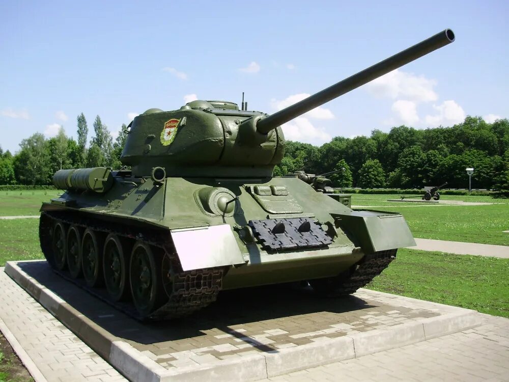 Автомобиль танк спб. Танк памятник т34 85. Танк т-34-85. Т 34 85 В Кубинке. Танк т-34 музей Кубинка.