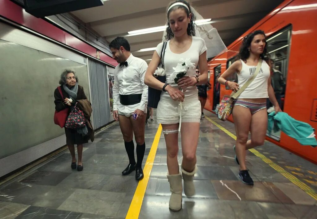 Год без штанов. No Pants Subway Ride Москва. No Pants Subway Ride Москва метро. В метро без штанов. В метро без штанов девушки.