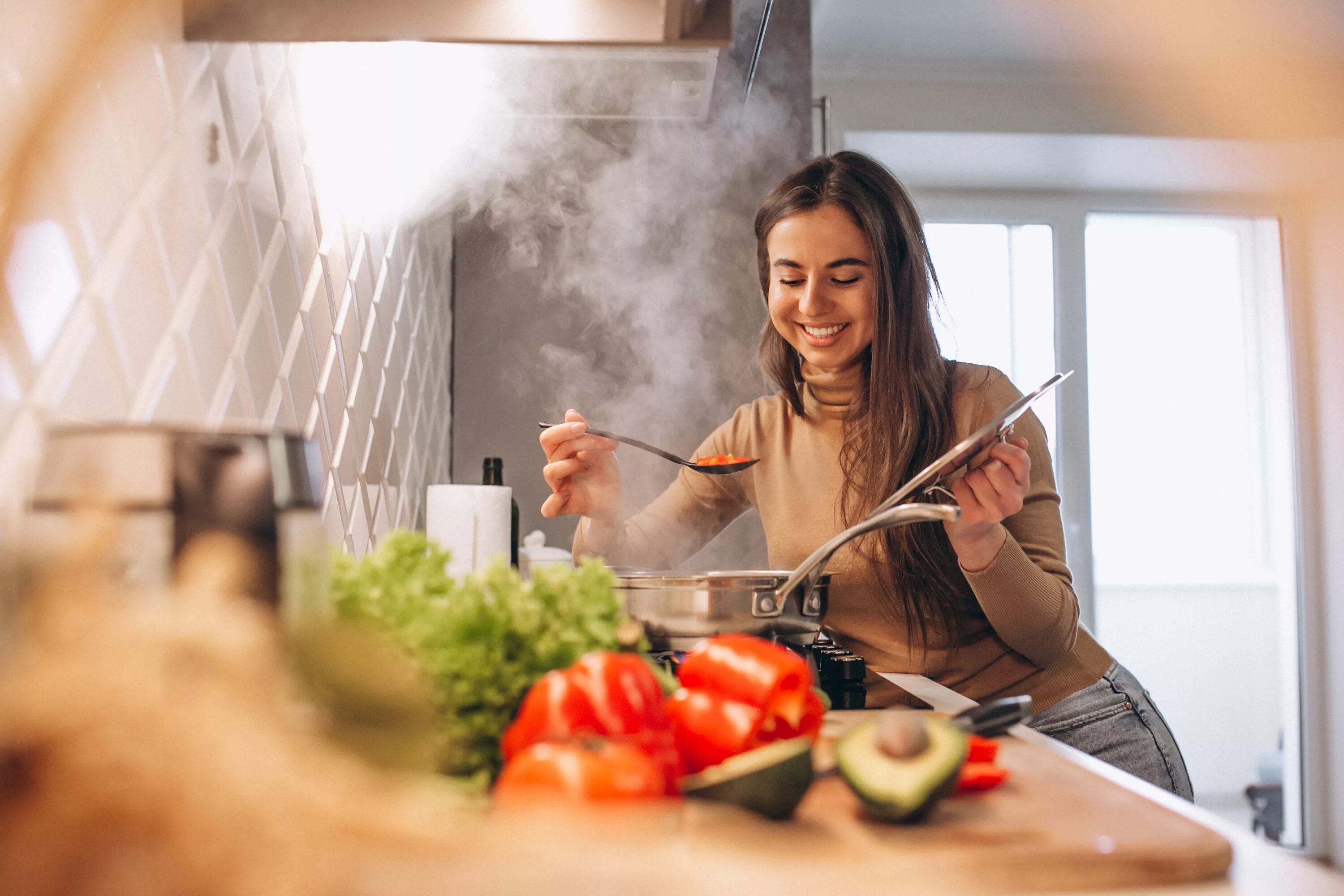 Готовим улыбаясь. Женщина на кухне. Готовка на кухне. Девушка готовит. Женщина готовит на кухне.