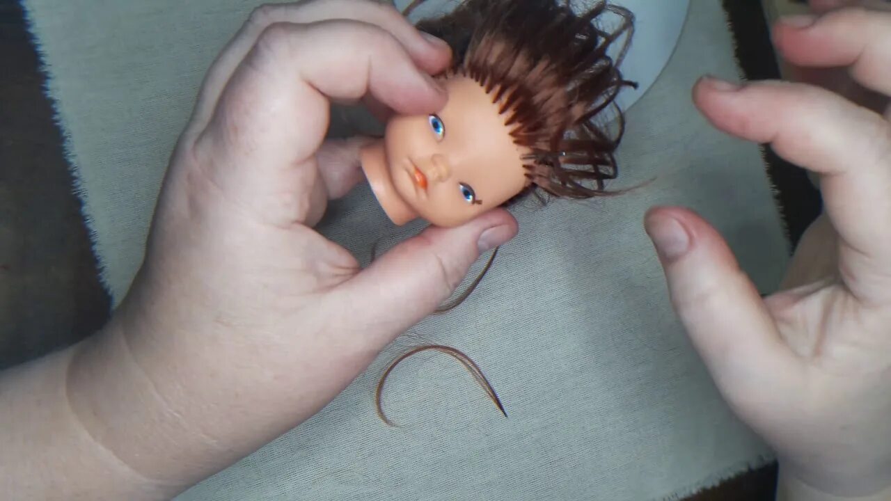 Перепрошивка волос кукле. Волосы для маленькой куколки. Машинка для прошивки волос куклам. Перепрошивка волос кукле реборн.