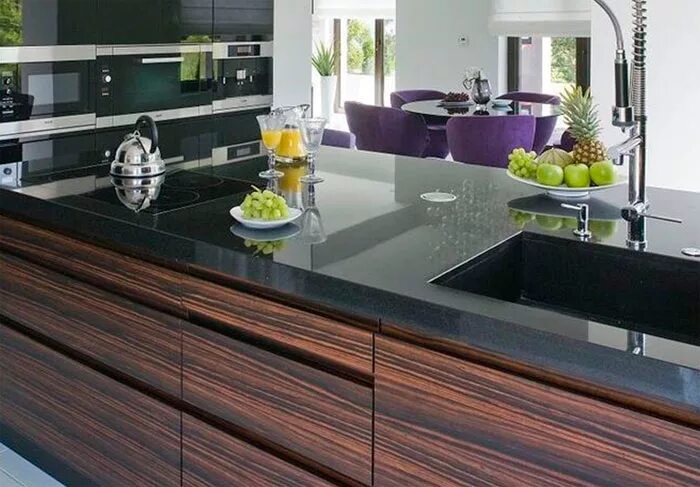 Кухня в темных тонах в современном стиле. Темные кухни. Черно коричневая столешница. Коричневая кухня с черной столешницей. Кухня черная с коричневой столешницей дерево.