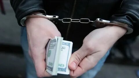 Женщина вымогала деньги