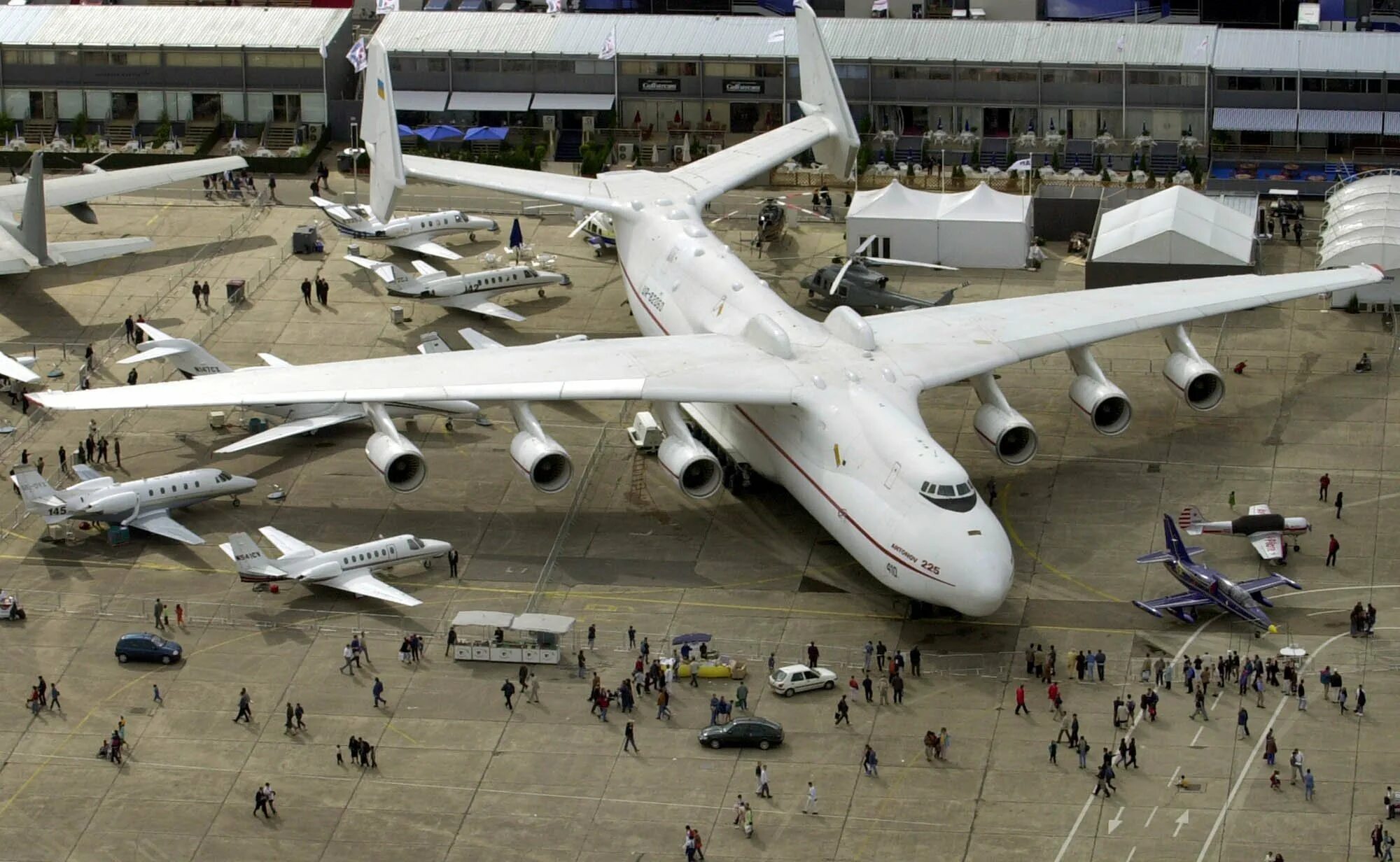 Самая массовая модель самолета в истории авиации. АН 225 Руслан. АН-225 Мрия сравнение. Самый большой самолёт в мире АН-225. АН 225 Мрия и Руслан.