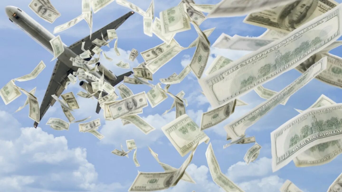 Летит бумажный самолет. Сколько денег в полете. Много бумажных самолетиков. Паллета с деньгами. Бумажный самолетик из денег.