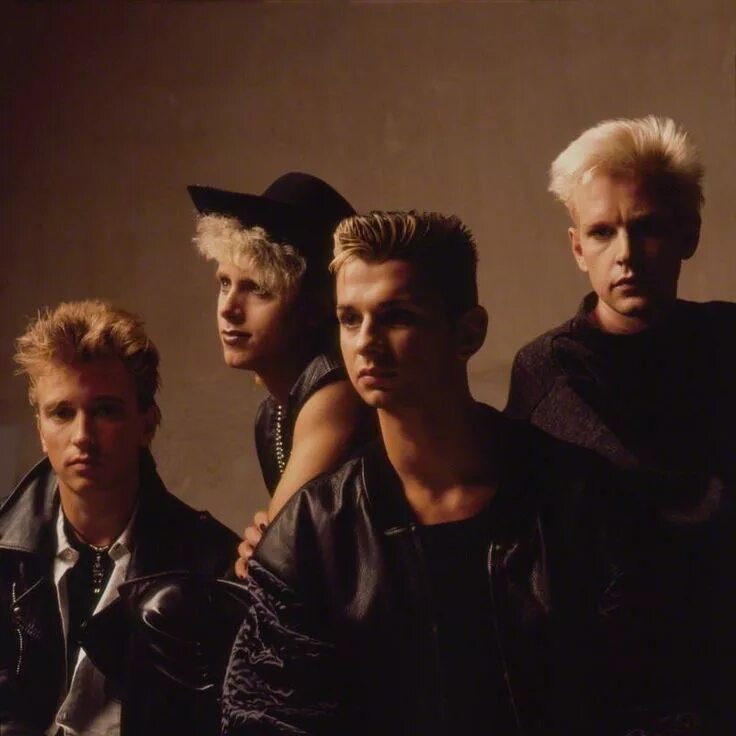 Слушать депеш мод 80 90 лучшие песни. Depeche mode 1983. Depeche mode 90-е. Группа depeche mode. Группа depeche mode 1990.