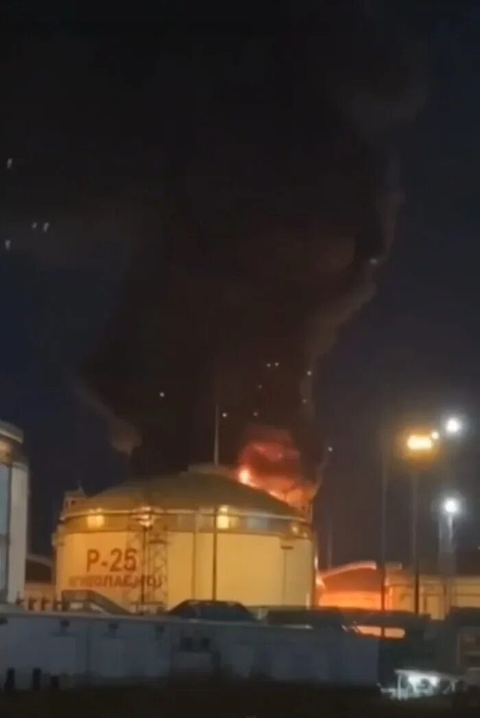 Нефтебаза краснодар. Тамань атака беспилотников. Тамань нефтебаза. Беспилотник в крыму. Тамань атака беспилотников.