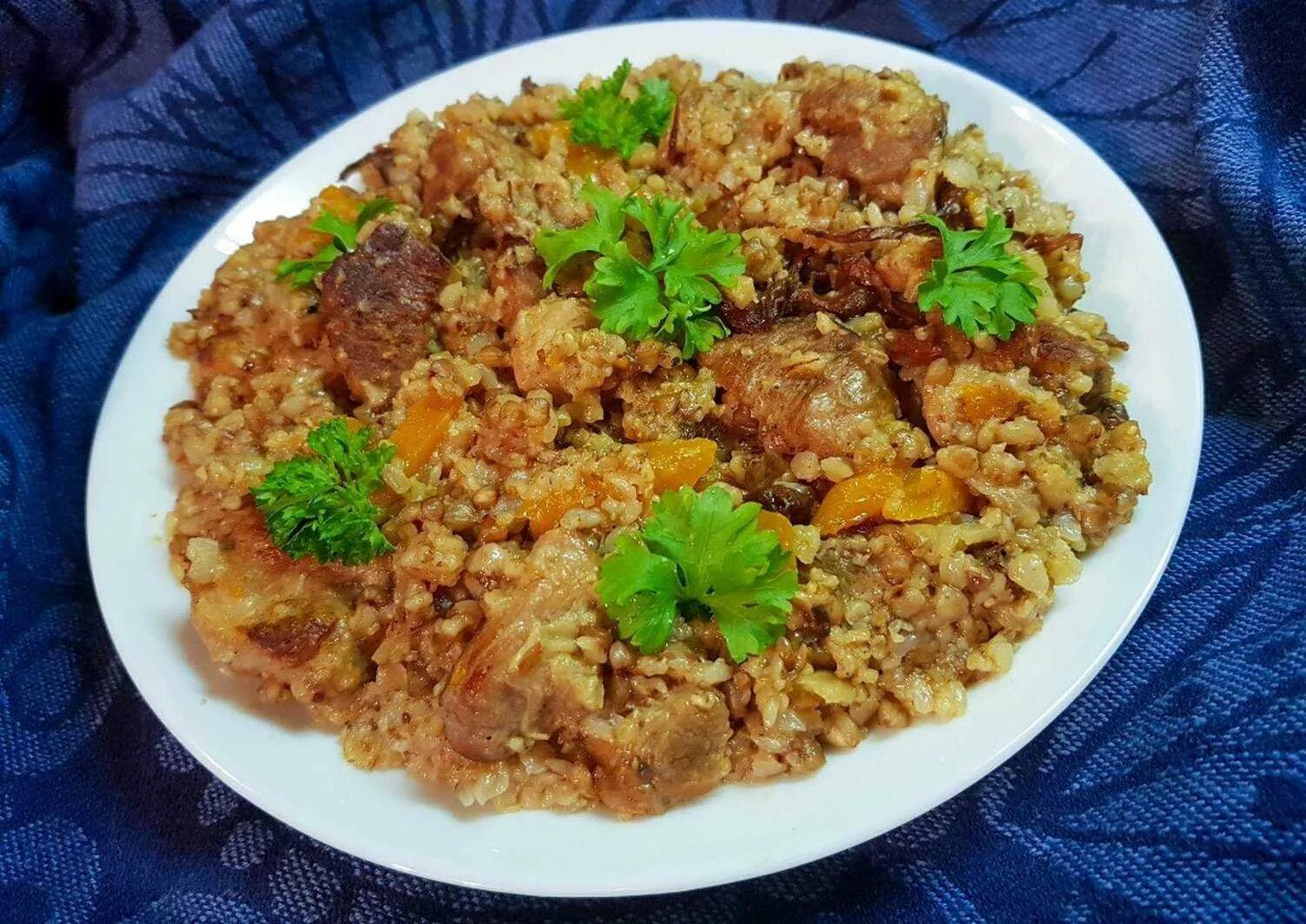 Мясо для каши. Пшеничная каша с мясом. Блюда из крупы. Ячневая каша с мясом.