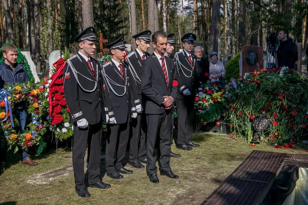 Цена похоронили. Нестандартные похороны. Вип похороны. Похороны Росгвардия крематорий Новосибирск. Крематорий в Новосибирске захоронение.