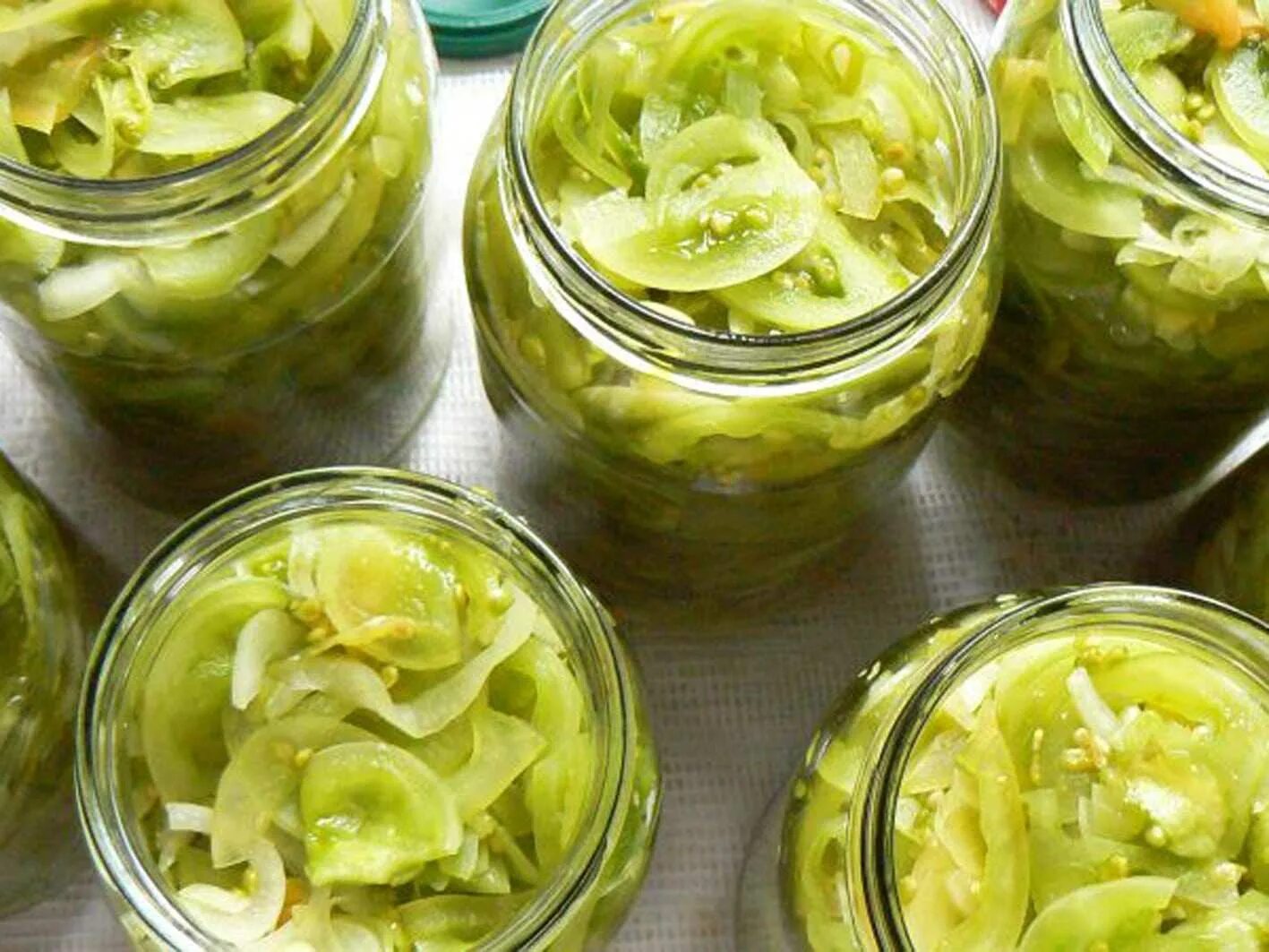 мариновка чесночных стрелок. турша из чесночных стрелок. черемша. соление зеленых помидор. маринованная зелень.