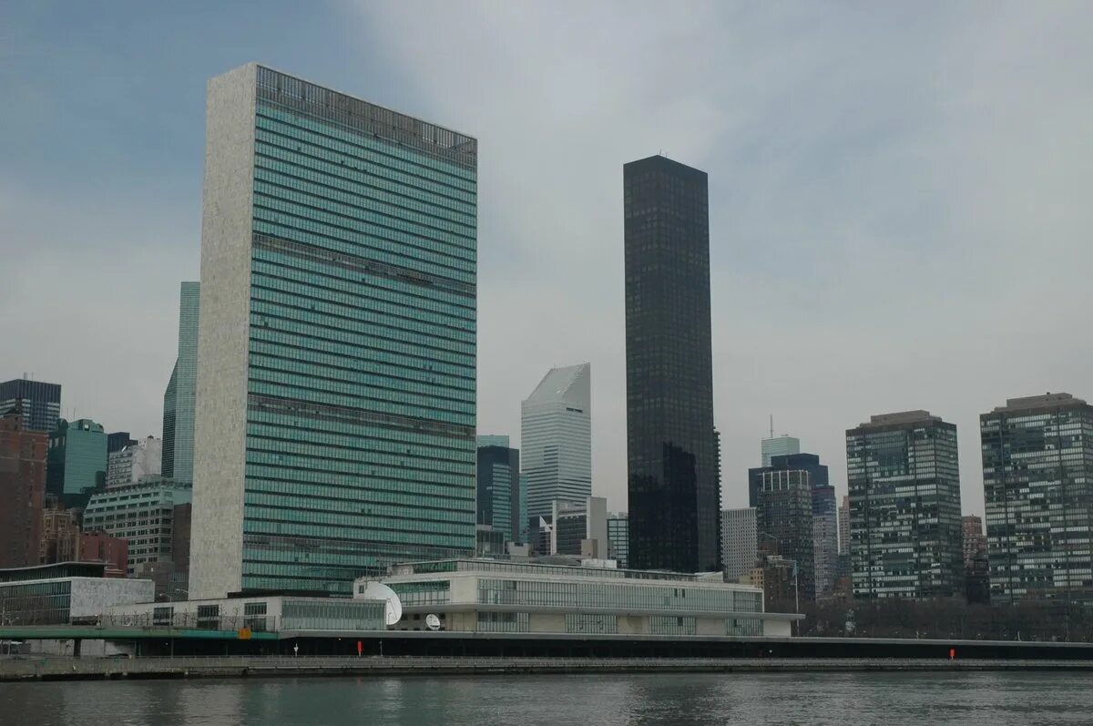 Оон какой город. Здание ООН В Нью-Йорке. Здание секретариата ООН В Нью-Йорке. Штаб квартира ООН. Здание ООН Корбюзье.